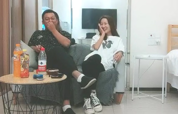 良家小 姐 姐 聊天记录各 种 撩 酒店相拥 好 亲 热 苗条美 腿 射 了 半 套 精 液 妹 子 提 着 调侃